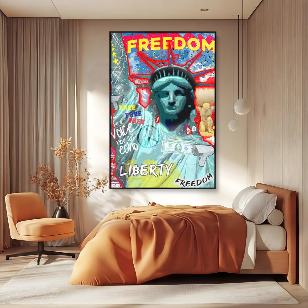 Tablou canvas cu tablou canvas cu statuia libertatii si graffiti, in rama de aluminiu negru, pe perete intr-un dormitor
